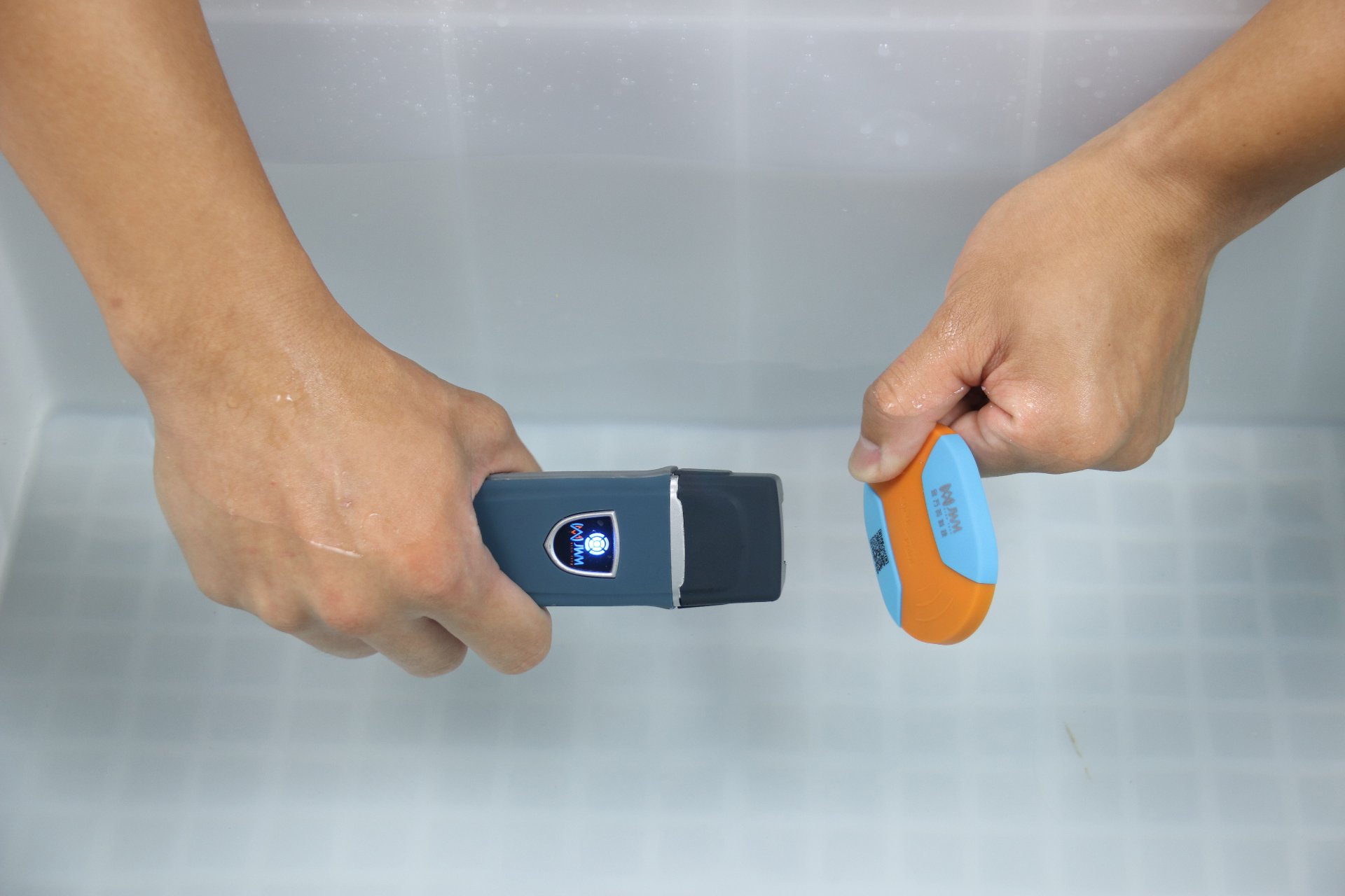WM-5000V3 RFID guard tour reader reading a checkpoint button underwater