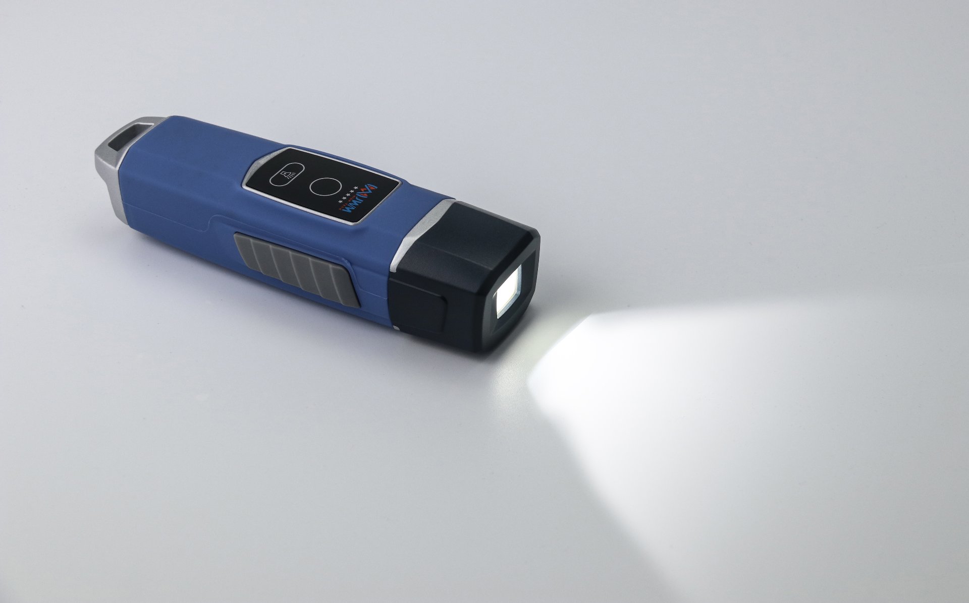 WM-5000V4S RFID guard tour reader built-in flashlight in use