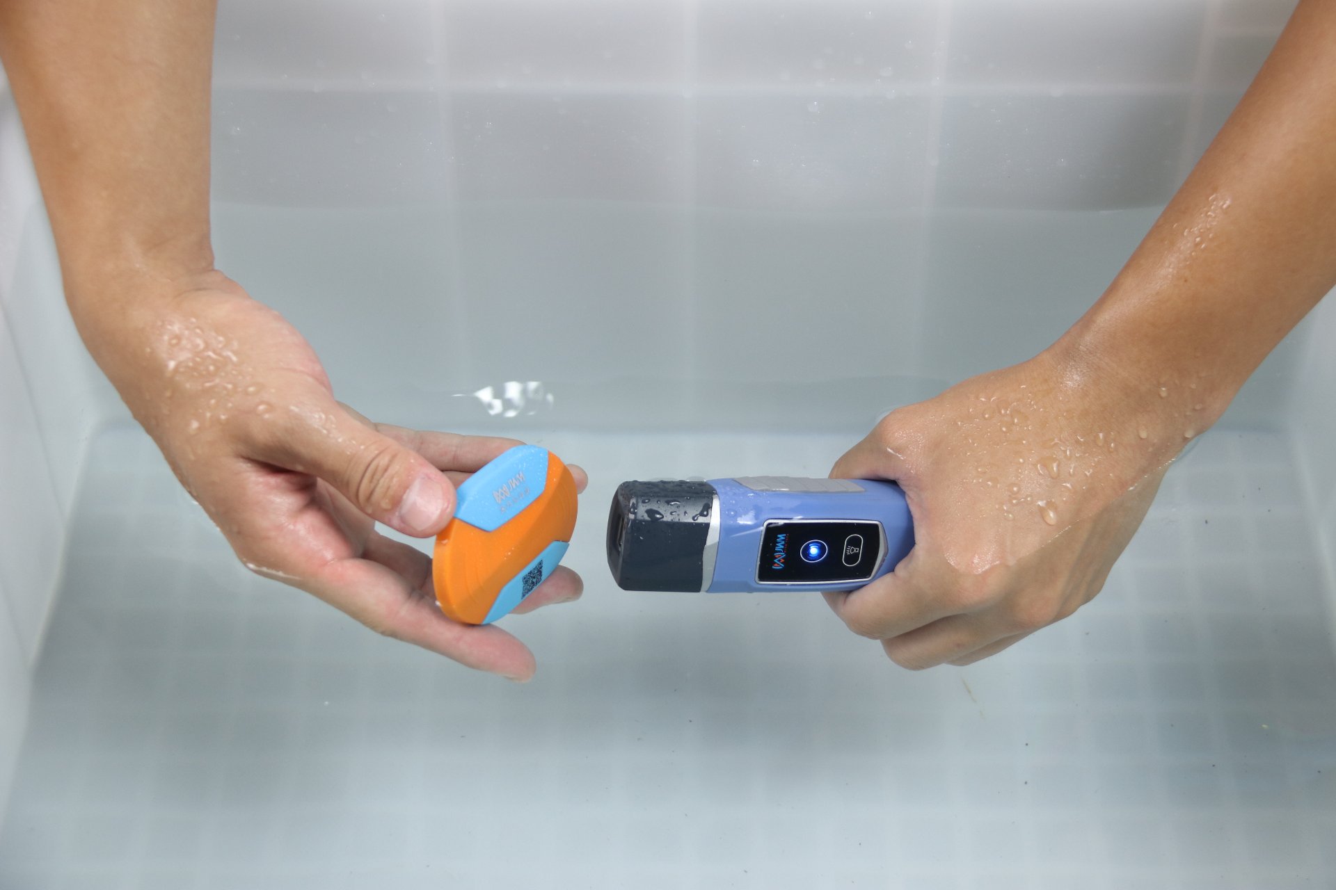 WM-5000V4S RFID guard tour reader reading a checkpoint button underwater