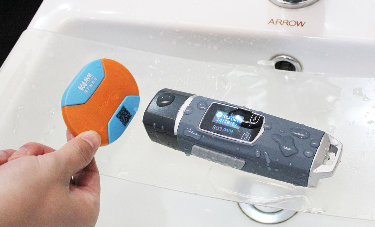 WM-5000V8 dual-mode RFID guard tour reader reading a checkpoint button underwater